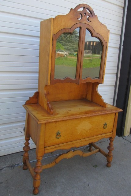 lot 54 image: Vintage 1920s Solid Maple Hutch