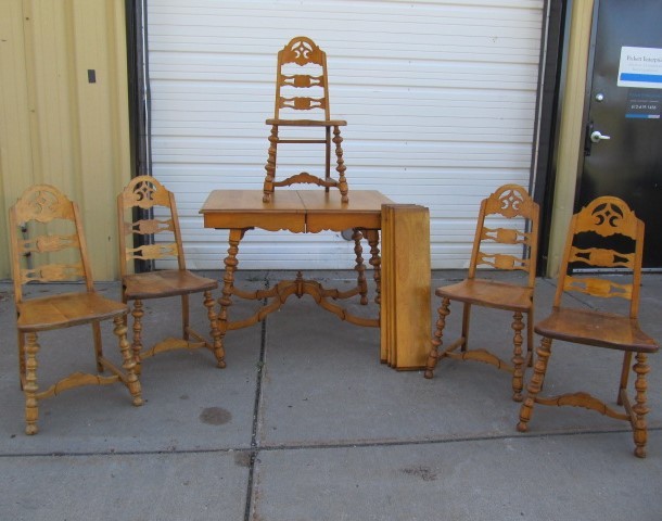 lot 55 image: Vintage 1920s Solid Maple Dining Table wChairs