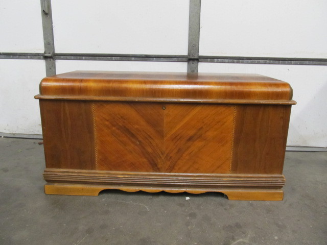 lot 63 image: Vintage Deco Cedar Chest