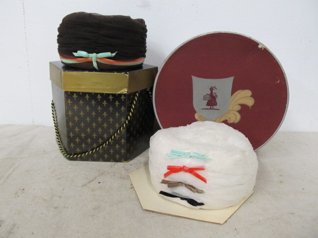 lot 79 image: 2 Vintage Ladies Hats wBoxes