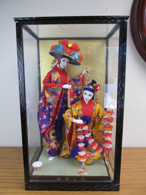 lot 82 image: LARGE Vintage Japanese Nishi Doll Display wCase