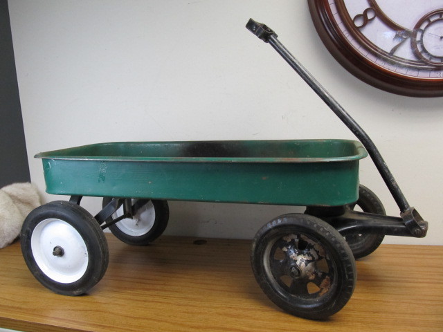 lot 88 image: Vintage Metal Radio Astronaut Wagon