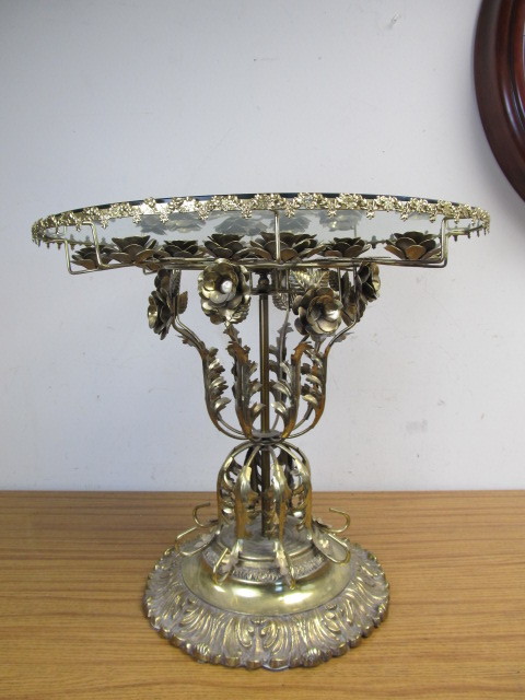 lot 98 image: Beautiful Vintage Rotating Italian Brass Floral Lamp Table