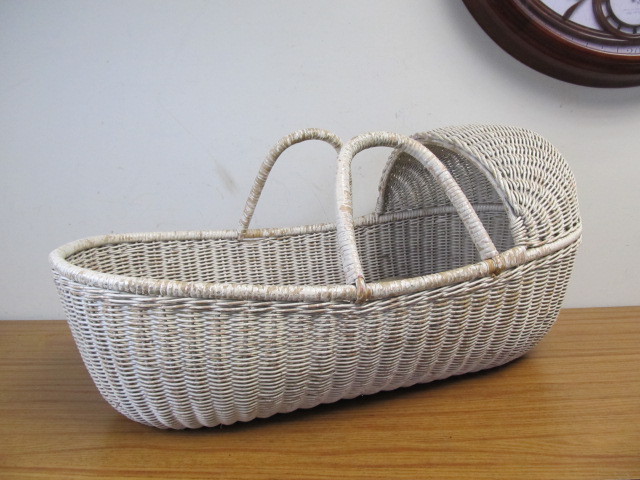 lot 99 image: Vintage White Wicker CradleBassinet 
