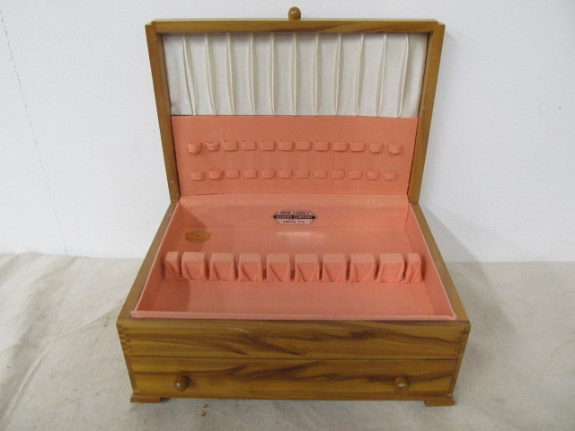 lot 125 image: Vintage Dovetailed Wood Silverware Storage Case wDrawer