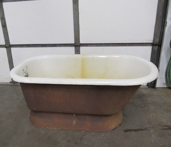 lot 129 image: Antique Cast Iron 4 Farmhouse Bathtub