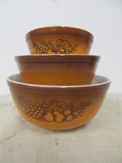 lot 154 image: Set of 3 Vintage PYREX Nesting Bowls