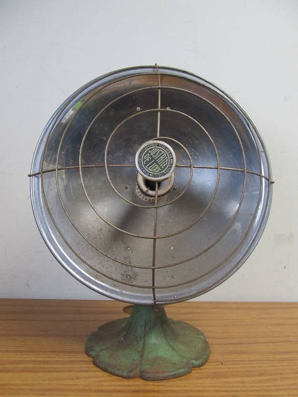 lot 33 image: Vintage Industrial Green JUSTRITE DELUXE Heat Lamp