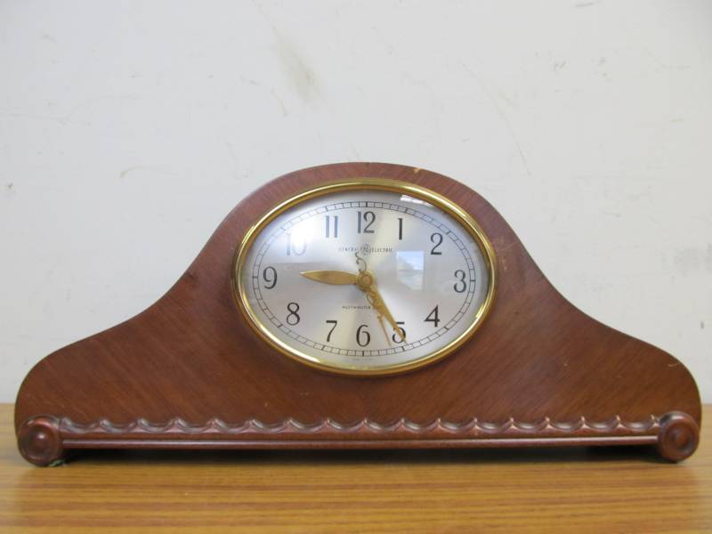 lot 36 image: Vintage Deco TELECHRON Mantel Clock