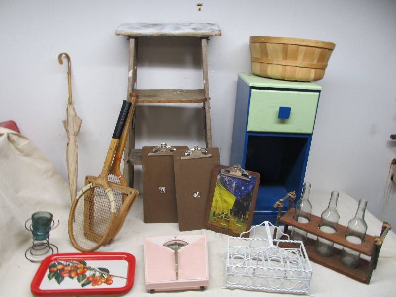 lot 188 image: Large Lot of Vintage Decor Pieces 
