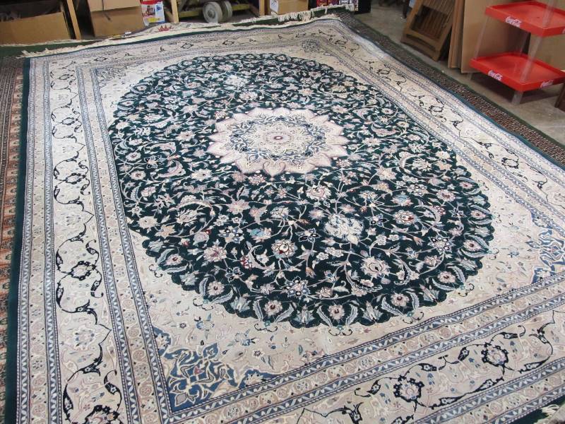 lot 2 image: LARGE Vintage Hand Knotted Oriental Rug - 12 x 9