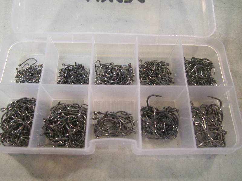 lot 29 image: Organizer Full of Small Fishing Hoo...
