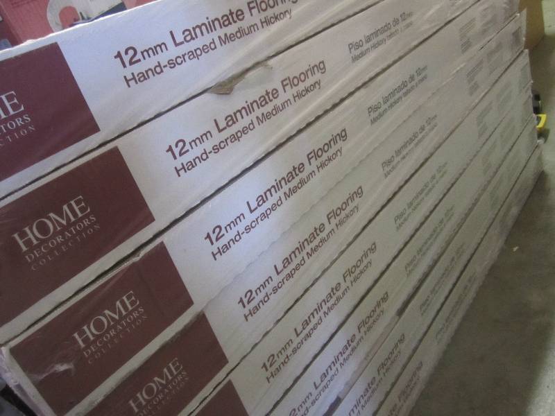 lot 51 image: 8 Cases of Home Decorators Collecti...
