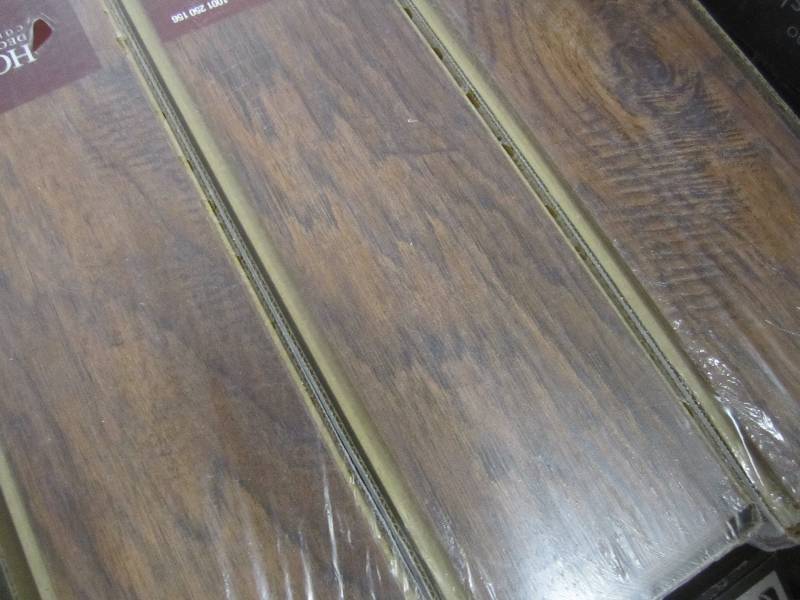 lot 52 image: 8 Cases of Home Decorators Collecti...