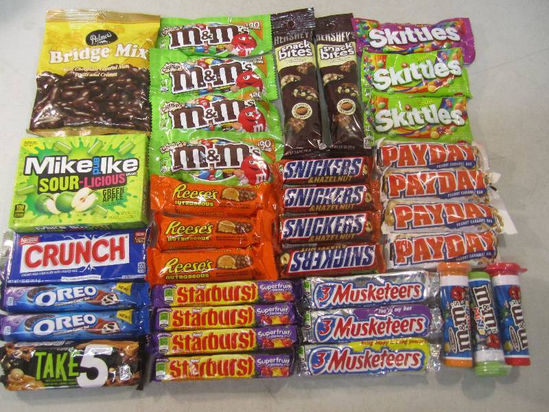 lot 152 image: Mixed Lot of Misc Candy Bars Etc Be...
