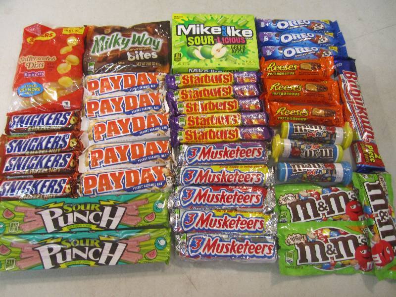 lot 153 image: Mixed Lot of Misc Candy Bars Etc Be...