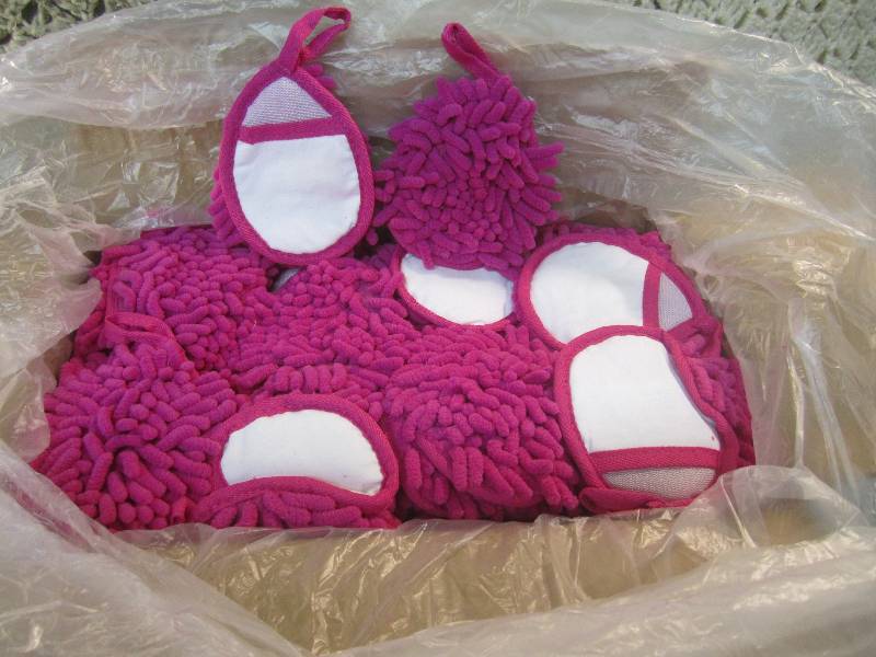 lot 171 image: Case of 200 Pink Frizzy Finger Dust...