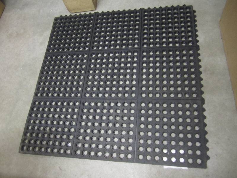 lot 61 image: Traffic Master Black 36 x 36 Rubb...