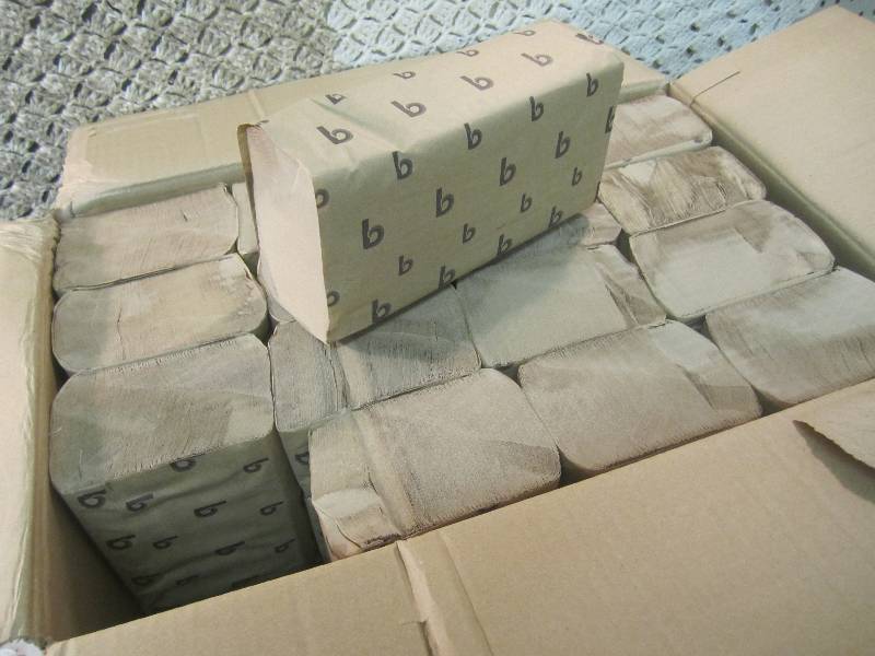 lot 63 image: Case of 4000 Natural Multi-Fold Tow...