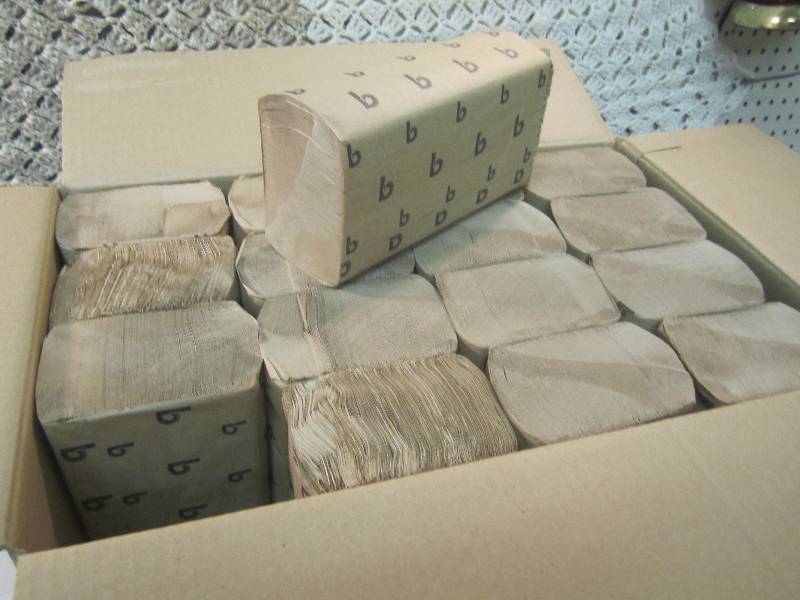 lot 64 image: Case of 4000 Natural Multi-Fold Tow...