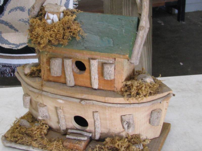 lot 2 image: Noahs Ark Bird House