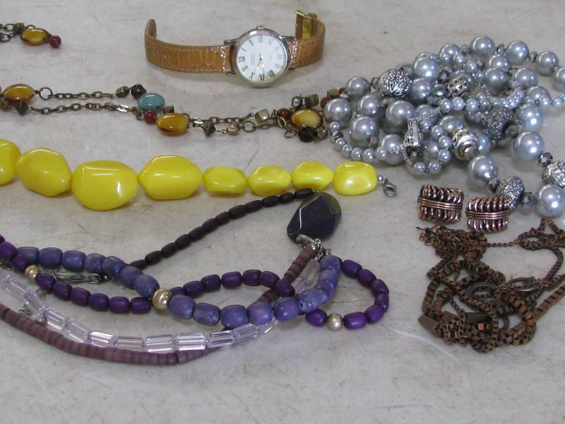 lot 8 image: Jewelry