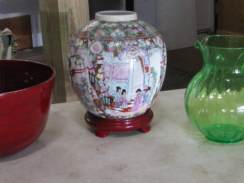lot 14 image: Oriental Vase