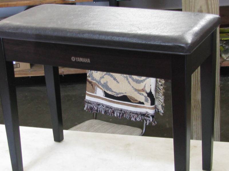 lot 51 image: Yamaha Music Bench