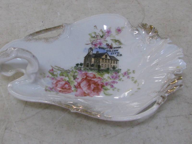 lot 56 image: Trinket Dish