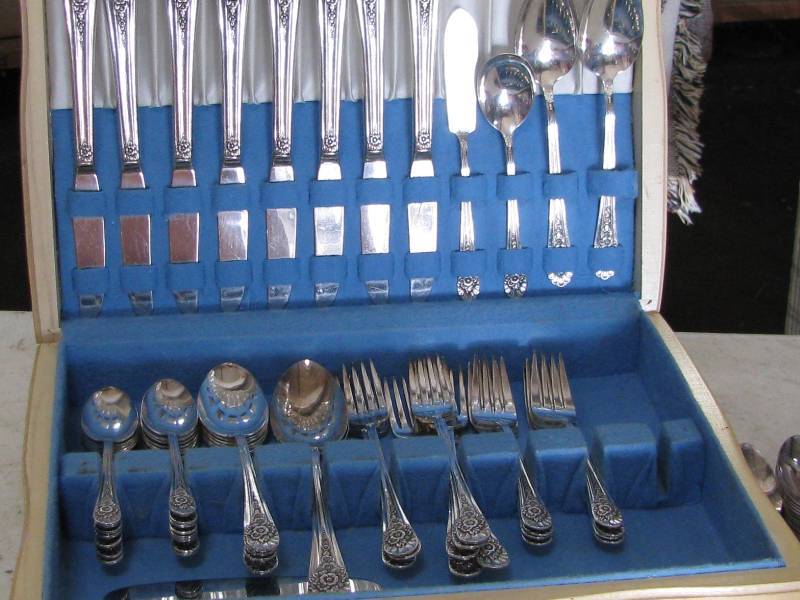 lot 73 image: Wm. Rogers Flatware Set