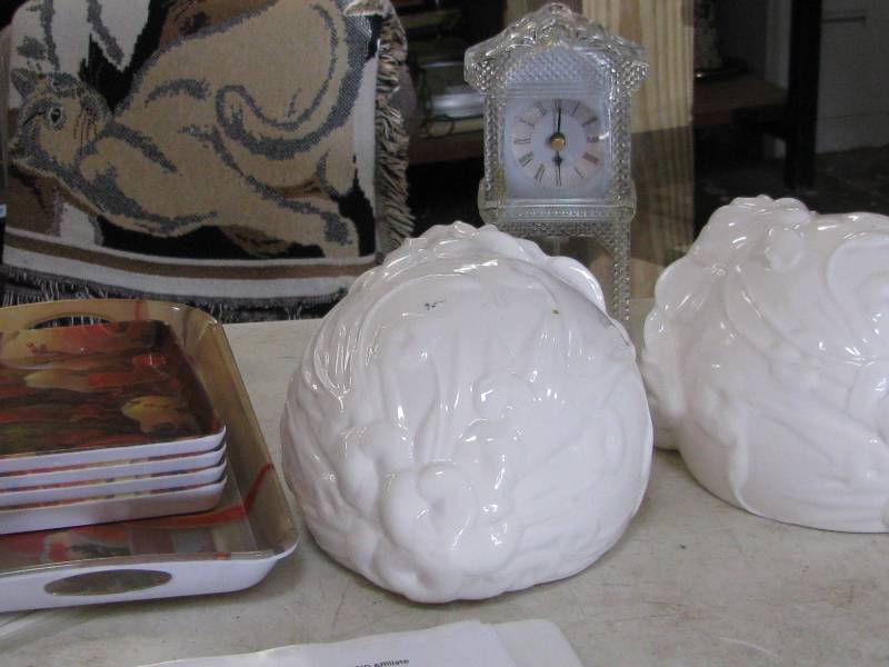 lot 76 image: Misc Decor