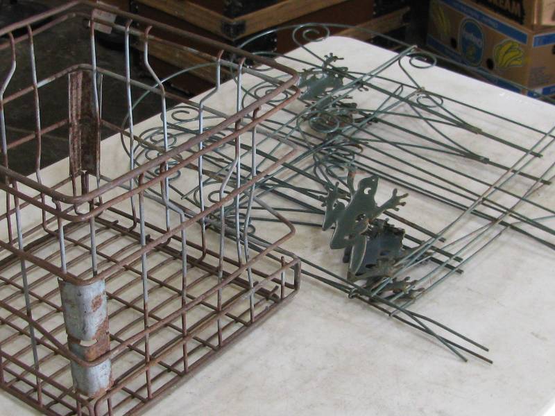lot 83 image: Garden Fencing & Milk Crate