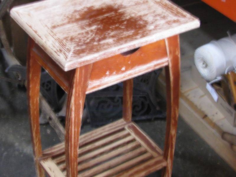 lot 90 image: End Table