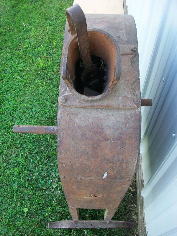 lot 5 image: IH Corn Sheller