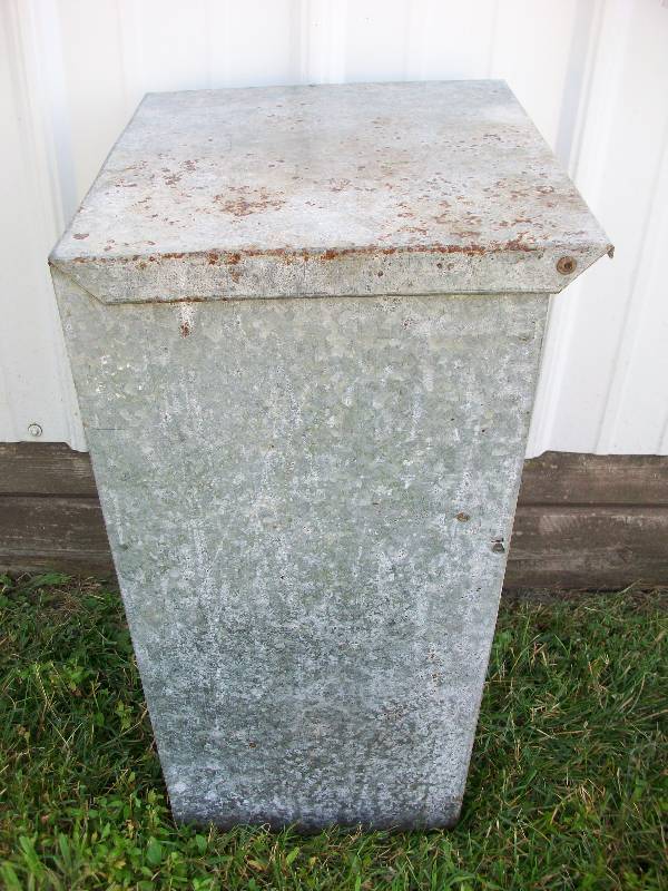 lot 18 image: Pet Food Dispenser