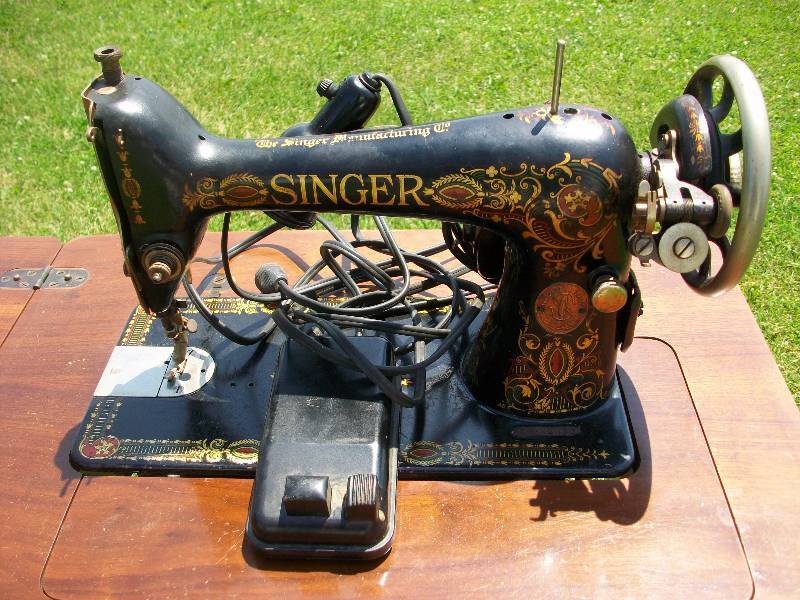 lot 25 image: Singer Sewing Machine