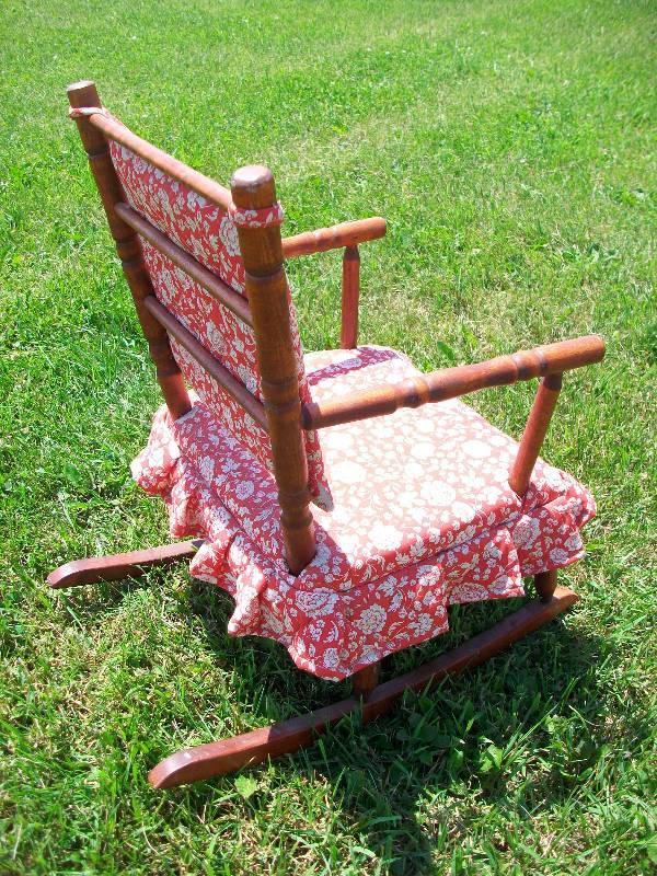 lot 27 image: Childs Rocking Chair