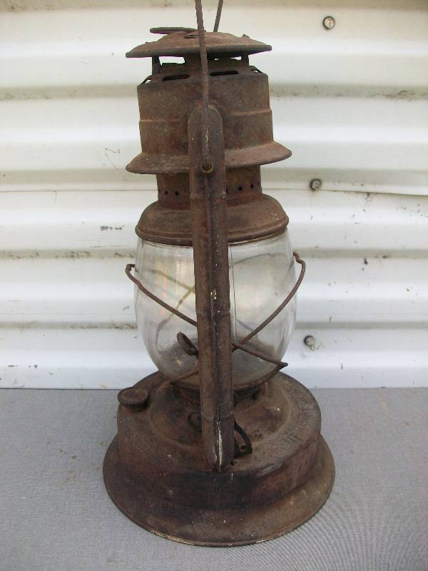 lot 29 image: Dietz Barn Lantern