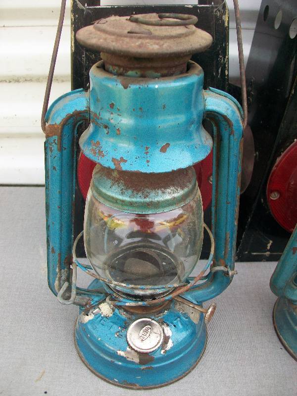 lot 30 image: Amish Signal Lantern Lights