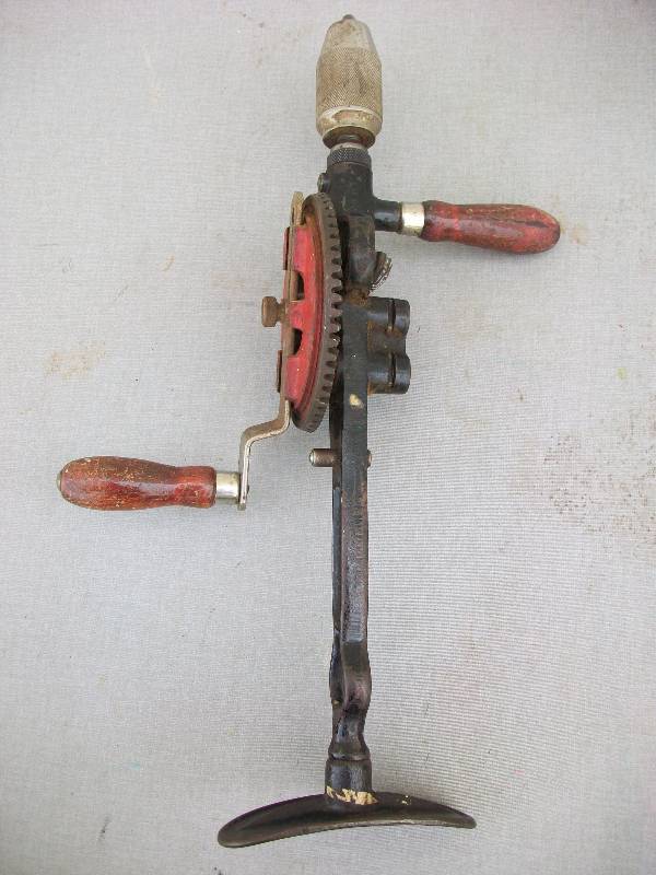 lot 33 image: Hand Drill & Nail Puller