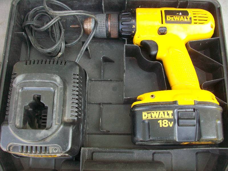 lot 52 image: DeWALT 18v Drill & Circular Saw