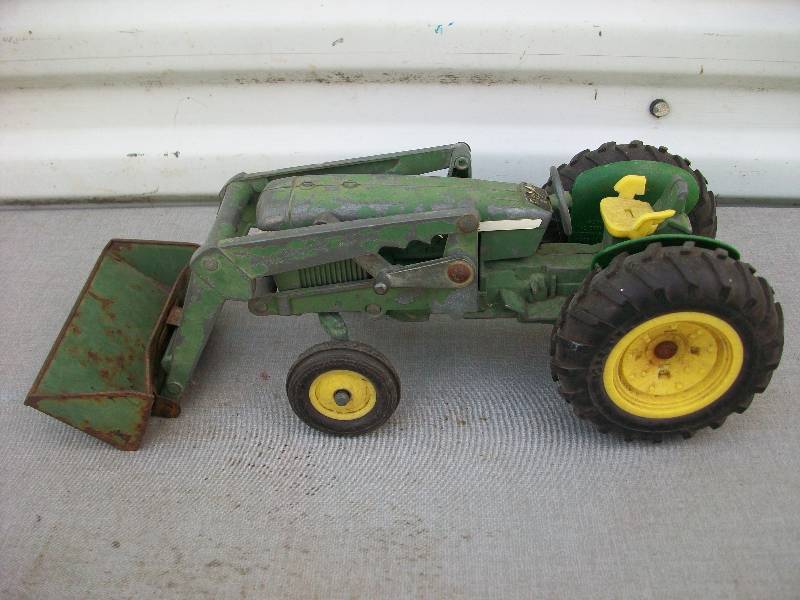 lot 62 image: Ertl John Deeres