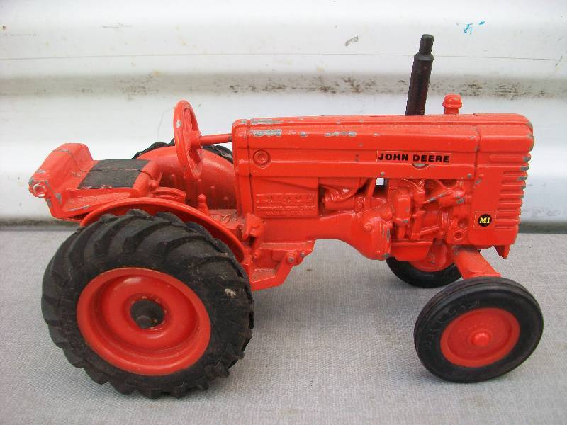 lot 63 image: Ertl John Deeres