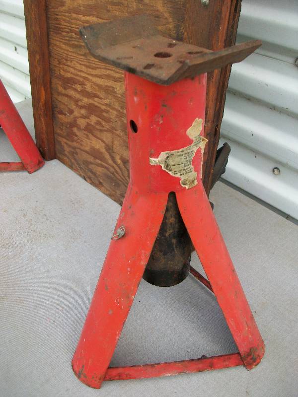 lot 76 image: Jack Stands & Creeper