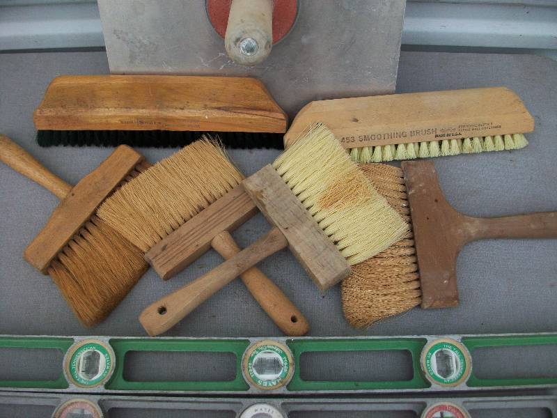lot 79 image: Hawk, Brushes, Levels, Knee Pads & Pole Sander