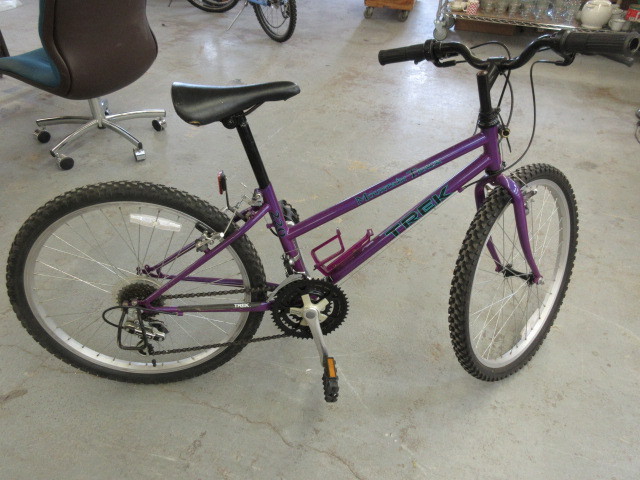 lot 114 image: TREK GIRLS 18 SPEED BIKE