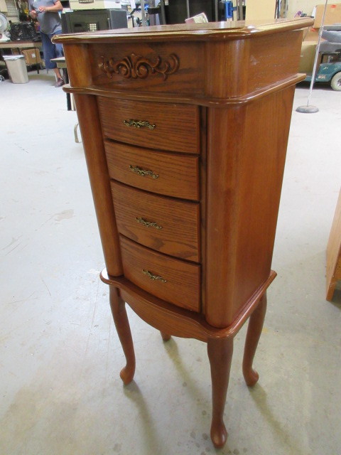 lot 130 image: JEWELRY CHEST