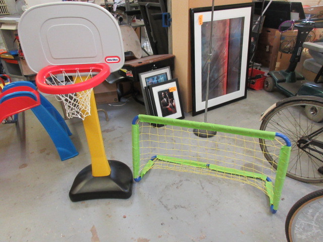 lot 132 image: CHILDS BASKETBALL HOOP AND NET