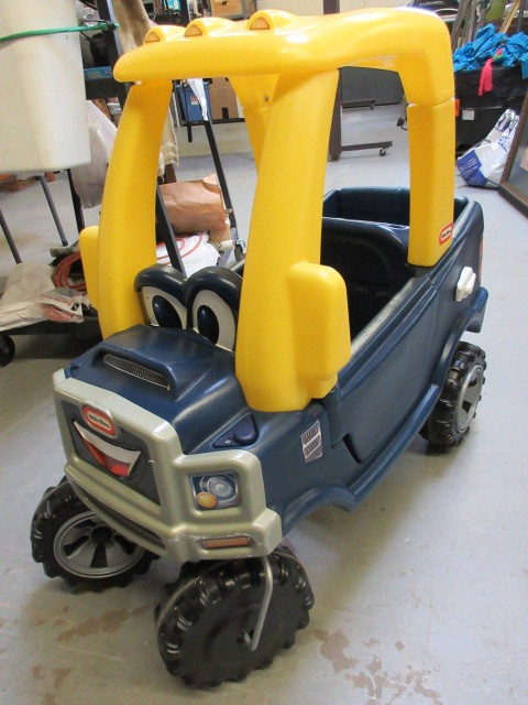 lot 135 image: LITTLE TIKES COZY TRUCK