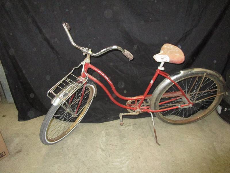 lot 12 image: Schwinn bike,wheels are air up